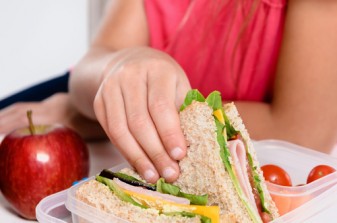 Girl eating lunch 36264