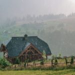 cabin-rain_480157228.jpg